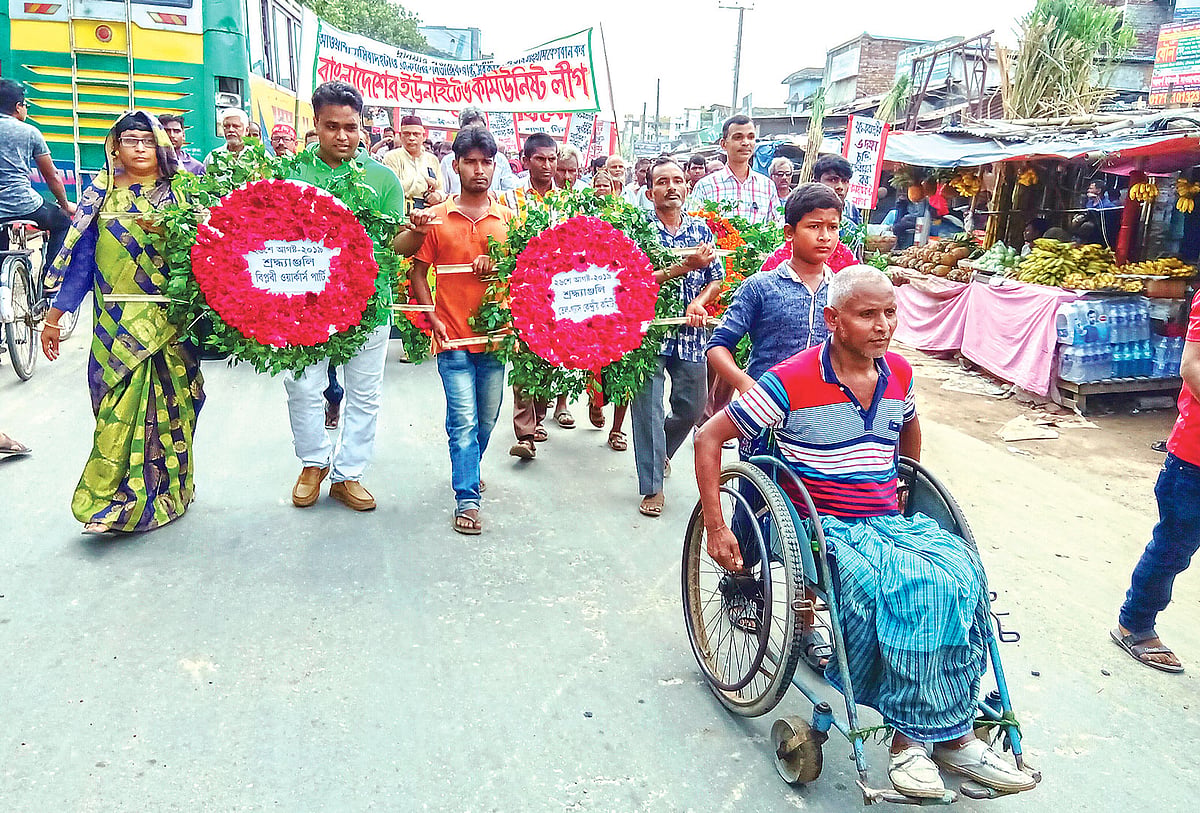 ফুলবাড়ী কয়লাখনি আন্দোলনে হতাহত ব্যক্তিদের উদ্দেশে গতকাল শোক র্যালি বের করা হয়। এতে হুইলচেয়ারে করে অংশ নেন ওই ঘটনায় আহত বাবলু চন্দ্র। গতকাল গামার মোড়ে। প্রথম আলো