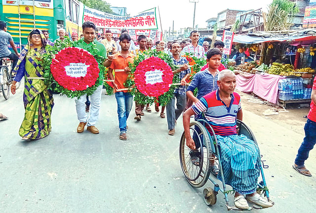 ফুলবাড়ী কয়লাখনি আন্দোলনে হতাহত ব্যক্তিদের উদ্দেশে গতকাল শোক র‍্যালি বের করা হয়। এতে হুইলচেয়ারে করে অংশ নেন ওই ঘটনায় আহত বাবলু চন্দ্র। গতকাল গামার মোড়ে।  প্রথম আলো