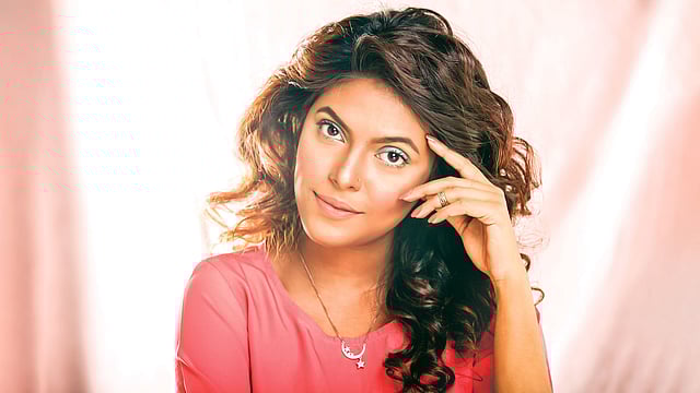 মডেল: শিখা, ছবি: নকশা