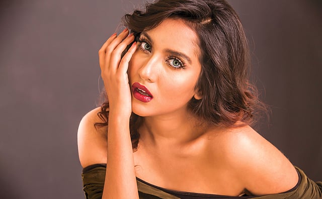 লাল সব সময়ের জন্য। আর এখন লাল ব্যবহারের জন্য তো কোনো অজুহাত লাগে না। মডেল: মৌসুম, সাজ: পারসোনা, ছবি: নকশা