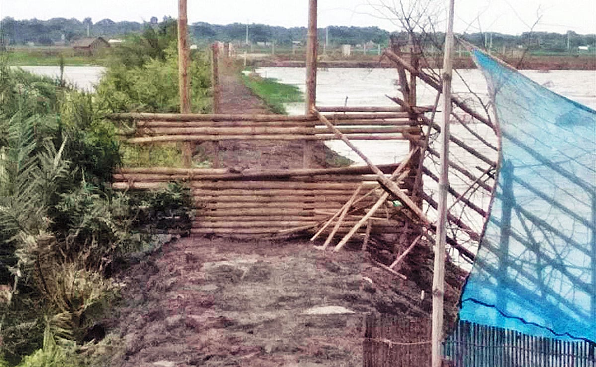 সাতক্ষীরা ইসলামপুর থেকে আমতলা যাতায়াতের রাস্তা বন্ধ করে দিয়েছেন কাউন্সিলর শহীদুল ইসলাম। গত রোববার তোলা। ছবি: প্রথম আলো
