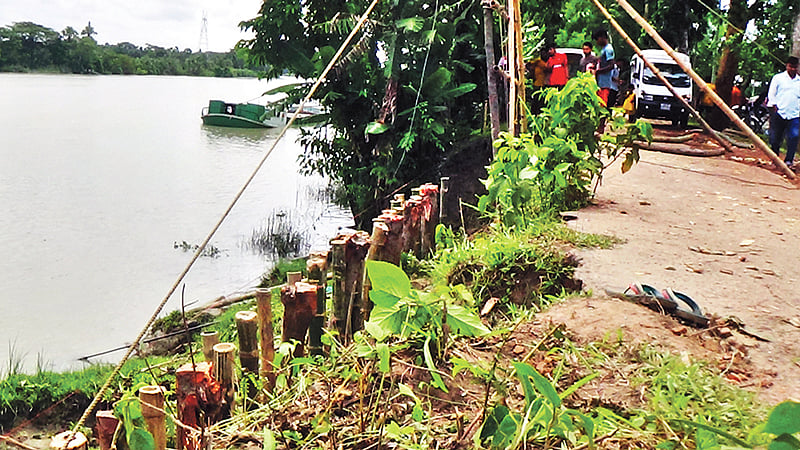 ঝালকাঠি-শেখেরহাট সড়কের ভাঙন প্রতিরোধে পাইলিং স্থাপনে বাঁশ ব্যবহার করা হচ্ছে। সম্প্রতি ঝালকাঠি সদরের গাবখান এলাকায়।  প্রথম আলো