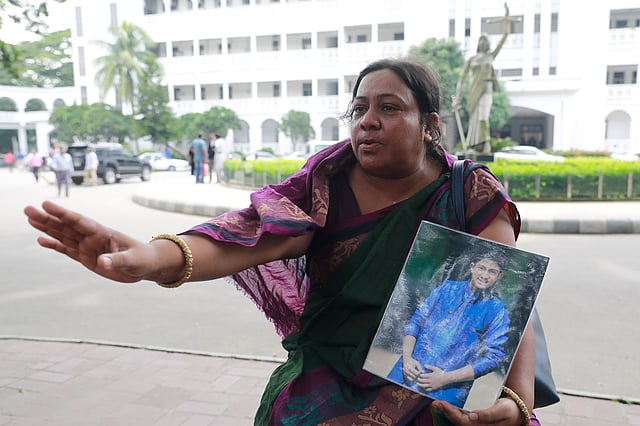 হাইকোর্টে তিতাসের মা সোনামণি ঘোষ। ছবি: শুভ্র কান্তি দাশ