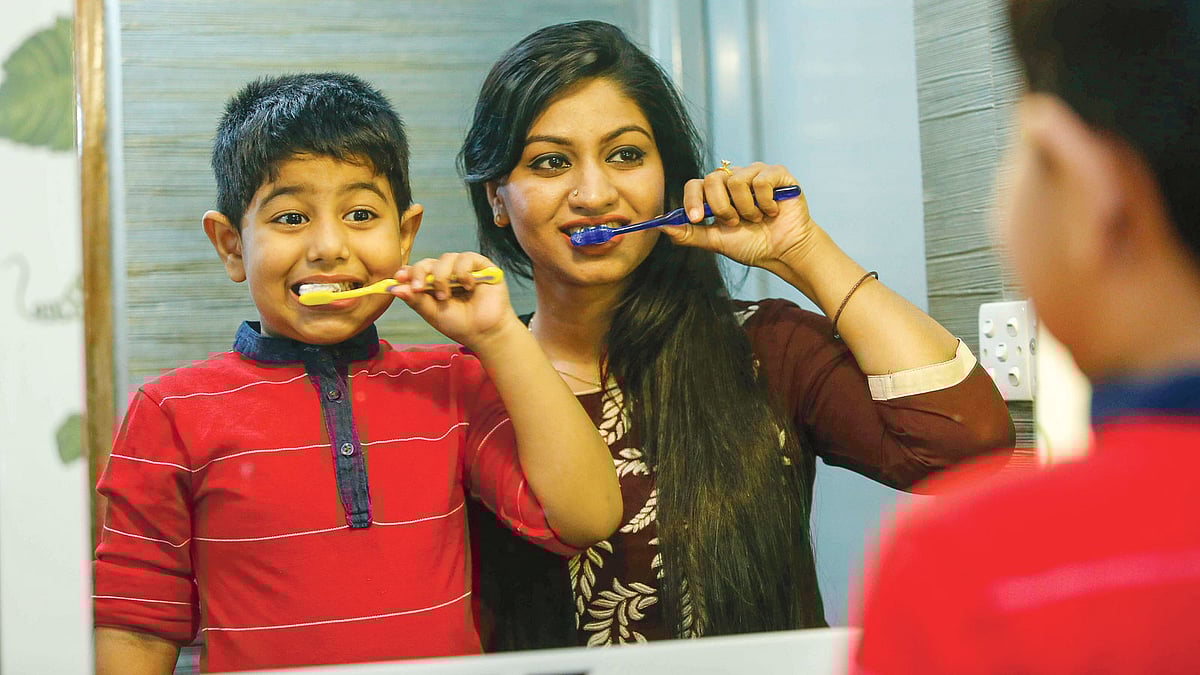 সুস্থ, সুন্দর দাঁতের জন্য ছোট–বড় সবারই নিয়মিত দাঁত মাজা দরকার। ছবি: অধুনা