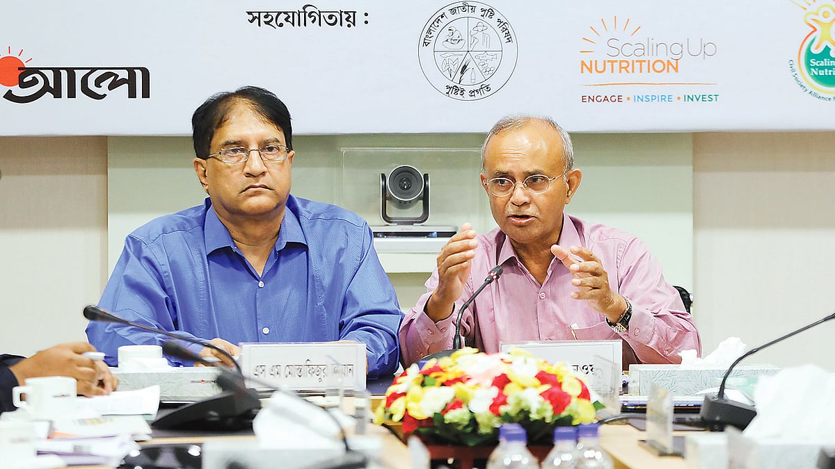 গোলটেবিল বৈঠকে বক্তব্য দেন বাংলাদেশ জাতীয় পুষ্টি পরিষদের মহাপরিচালক মো. শাহ নেওয়াজ। পাশে জাতীয় পুষ্টি সেবার লাইন ডিরেক্টর এস এম মোস্তাফিজুর রহমান।  ছবি: প্রথম আলো