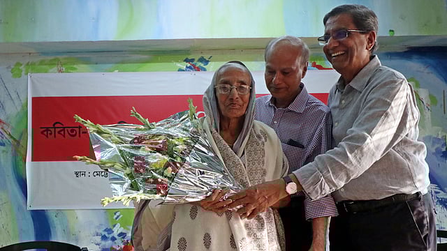 সিলেটে মেট্রোপলিটন ইউনিভার্সিটি ক্যাম্পাসে শুভানুধ্যায়ীদের আয়োজনে ‘কবিতা-গান-শিল্পের ঝরনাধারায়’ শীর্ষক অনুষ্ঠানে প্রথম আলো সম্পাদক মতিউর রহমানকে ফুল দিয়ে বরণ করে নেওয়া হয়। ২৯ আগস্ট, সিলেট। ছবি: আনিস মাহমুদ