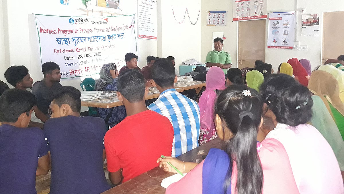 প্রত্যাশা শিশু ফোরামের আয়োজনে স্বাস্থ্য সুরক্ষা বিষয়ে সচেতনতামূলক সভা অনুষ্ঠিত হয়েছে। খলসী উচ্চ বিদ্যালয়, বীরগঞ্জ, দিনাজপুর, ২৭ আগস্ট। ছবি: সংগৃহীত