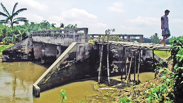লালমনিরহাটের পাটগ্রাম-জগতবের সড়কের দেওদাপাড়া গ্রামে খালের ওপরের সেতুটি দুই বছরেও সংস্কার করা হয়নি। গত মঙ্গলবার।   প্রথম আলো