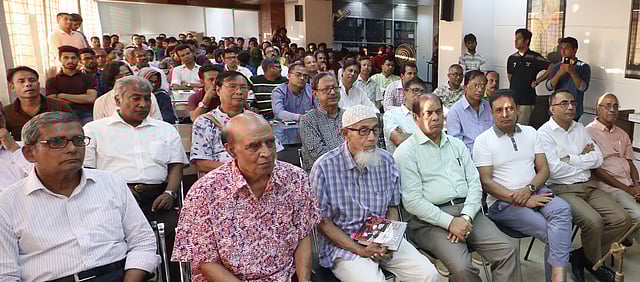 সিলেটে মেট্রোপলিটন ইউনিভার্সিটি ক্যাম্পাসে শুভানুধ্যায়ীদের আয়োজনে ‘কবিতা-গান-শিল্পের ঝরনাধারায়’ অনুষ্ঠানে উপস্থিতদের একাংশ। প্রথম আলো সম্পাদক মতিউর রহমানকে ঘিরে এই আয়োজন করা হয়। ২৯ আগস্ট, সিলেট। ছবি: আনিস মাহমুদ