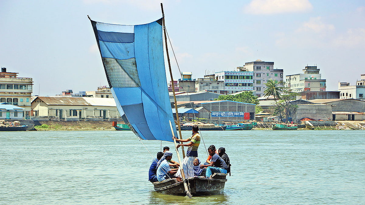 দীর্ঘ এক যুগ পরে শীতলক্ষ্যা নদীতে চলছে পালতোলা নৌকা। গতকাল সকালে নারায়ণগঞ্জের কদমতলী ঘাট এলাকায়। ছবি: দিনার মাহমুদ