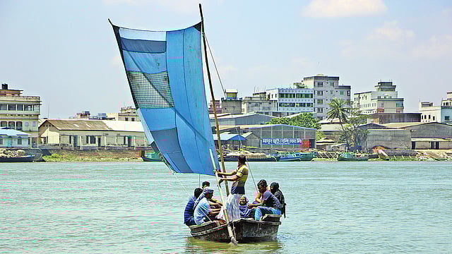 দীর্ঘ এক যুগ পরে শীতলক্ষ্যা নদীতে চলছে পালতোলা নৌকা। গতকাল সকালে নারায়ণগঞ্জের কদমতলী ঘাট এলাকায়।  ছবি: দিনার মাহমুদ