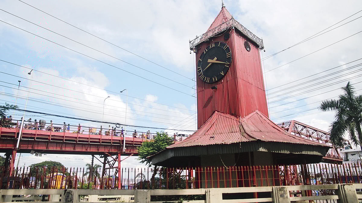 সিলেটের আলী আমজাদের ঘড়ি ও কিনব্রিজ। ছবি: আনিস মাহমুদ