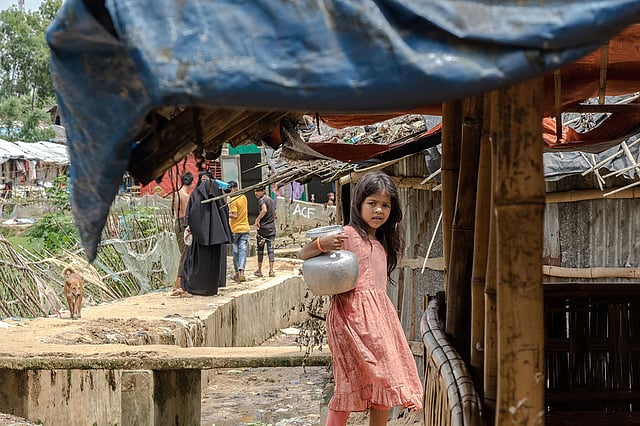কলসে পানি নিয়ে ঘরে ফিরছে রোহিঙ্গা শিশু। ছবি: সাবরিনা ইয়াসমীন