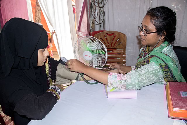 চিকিৎসা সেবা নিচ্ছেন রোহিঙ্গা নারী। ছবি: সাবরিনা ইয়াসমীন