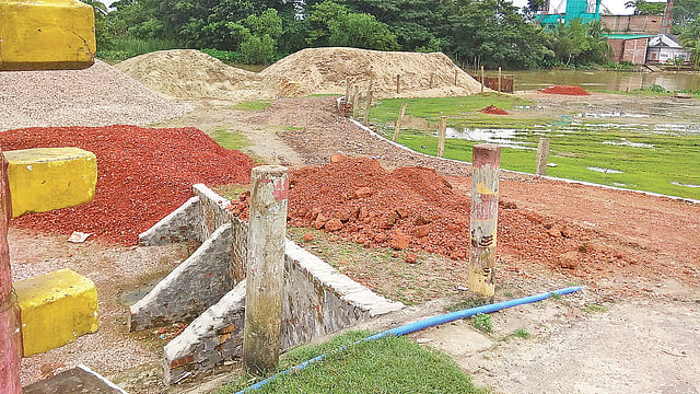 পটুয়াখালীর বাউফলে ধানহাট ও খেলার মাঠ দখল করে খোয়া, বালু ও পাথর স্তূপ করে রাখা হয়েছে। সম্প্রতি তোলা।  ছবি: প্রথম আলো