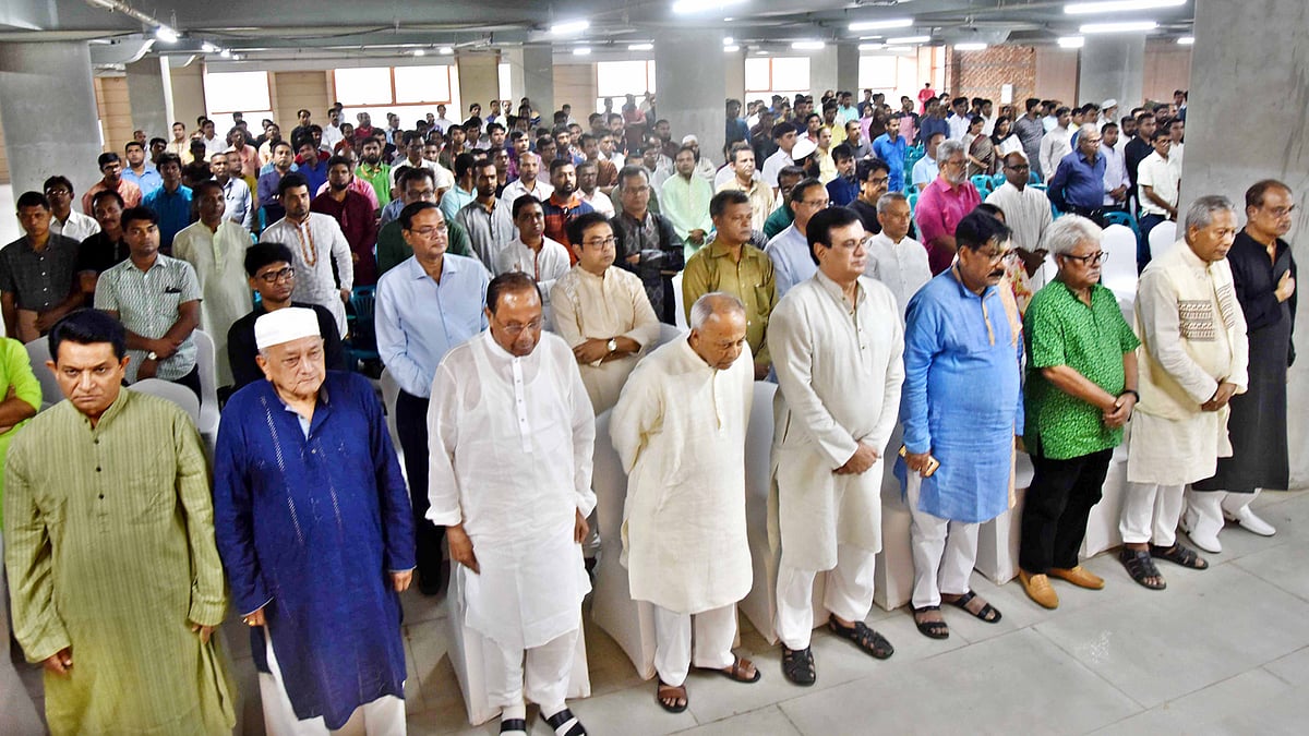 সমকালের প্রতিষ্ঠাতা সম্পাদক গোলাম সারওয়ারের প্রথম মৃত্যুবার্ষিকীতে আয়োজিত নাগরিক স্মরণসভার শুরুতে এক মিনিট নীরবতা পালন করা হয়। ছবি: সংগৃহীত