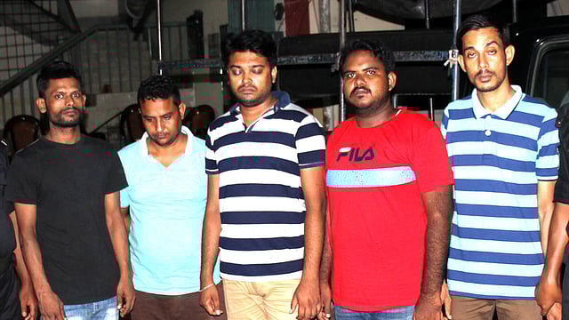 ফেসবুকে নারীদের নামে ভুয়া আইডি খুলে প্রতারণার অভিযোগে গ্রেপ্তার পাঁচজন। ছবি: প্রথম আলো