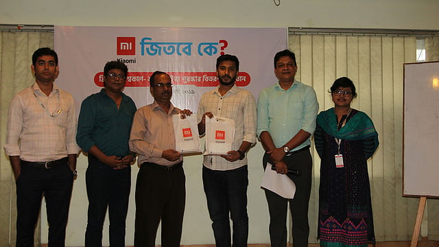 পুরস্কার নিচ্ছেন ‘শাওমি জিতবে কে’ কুইজ প্রতিযোগিতার বিজয়ীরা। ছবি: জিয়া ইসলাম