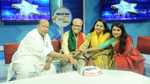 কেক কেটে জন্মদিন উদযাপন করছেন মুস্তাফা মনোয়ার। রোববার, চ্যানেল আই কার্যালয়ে। ছবি: প্রথম আলো