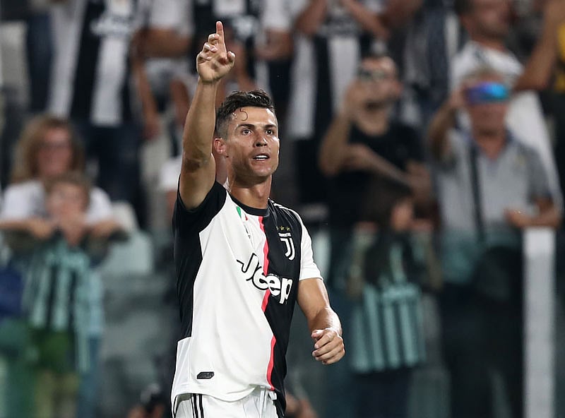 দ্বিতীয়ার্ধে গোল পেয়েছেন রোনালদো। তাঁর গোলে জুভেন্টাসের জয় যখন প্রায় নিশ্চিত, তখনই ঘুরে দাঁড়ায় নাপোলি। তবে শেষ পর্যন্ত আর শেষ রক্ষা হয়নি নাপোলির। ছবি: এএফপি