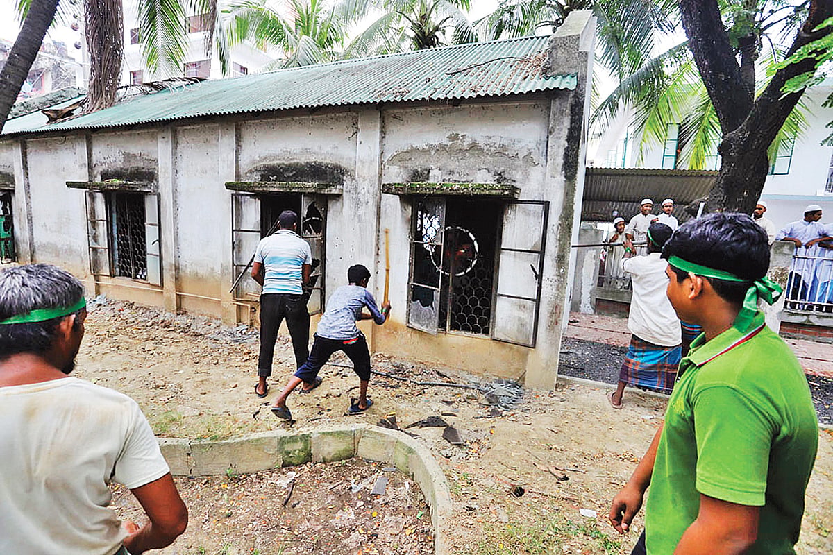 মোহাম্মদপুরের তাজমহল রোডের সি–ব্লকে অবস্থিত পার্কের এক কোনায় থাকা টিনশেড ঘরটি গতকাল উচ্ছেদ করতে গেলে মাদ্রাসা ও এতিমখানার ছাত্ররা বাধা দেয়। মাদ্রাসার ছাত্রদের সঙ্গে অভিযান পরিচালনাকারী এবং এলাকার রাজনৈতিক কর্মীদের পাল্টাপাল্টি ধাওয়ার ঘটনা ঘটে। ছবি: প্রথম আলো