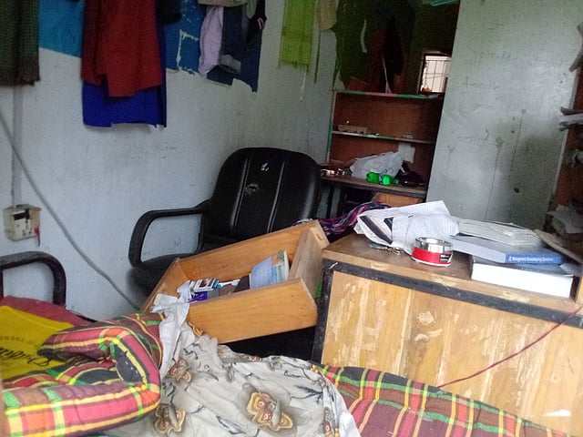 ছাত্রলীগের সংঘর্ষের সময় হলের কক্ষ ভাঙচুর করা হয়। ছবি: প্রথম আলো