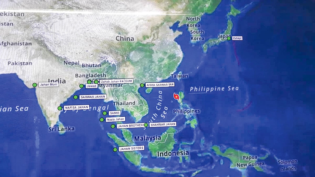 নিয়ন্ত্রণকক্ষের মনিটর। দেখা যাচ্ছে মহাসাগর, সাগর ও বন্দরে জাহাজের অবস্থান