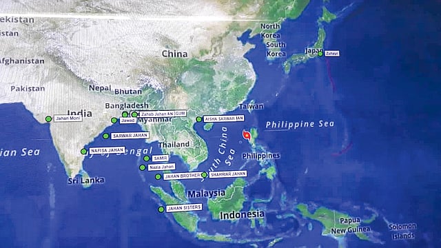 নিয়ন্ত্রণকক্ষের মনিটর। দেখা যাচ্ছে মহাসাগর, সাগর ও বন্দরে জাহাজের অবস্থান