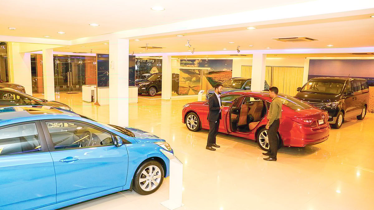 কেনার আগে শোরুমে দেখে নিচ্ছেন শখ ও প্রয়োজনের গাড়ি। ছবি: তানভীর আহাম্মেদ