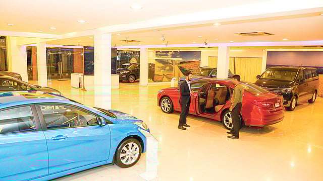 কেনার আগে শোরুমে দেখে নিচ্ছেন শখ ও প্রয়োজনের গাড়ি। ছবি: তানভীর আহাম্মেদ