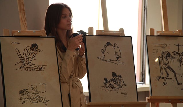 ‘আমার সোনার বাংলা’ গ্রন্থে ছাপা হওয়া জয়নুলের ছবিগুলোর অনুকৃতি প্রদর্শন করা হয় প্রকাশনা অনুষ্ঠানে। ছবি: সংগৃহীত