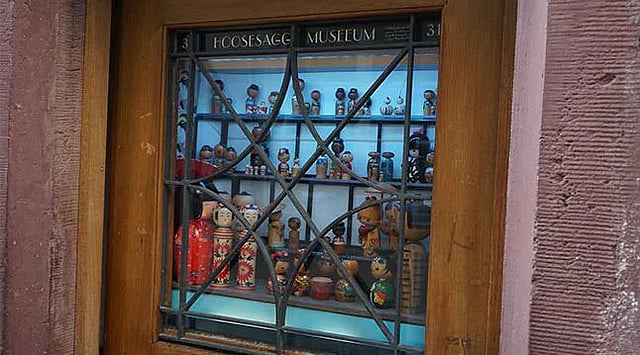 বাসার জানালায় সাজানো ছোট জাদুঘর। ছবি: ফেসবুক থেকে সংগৃহীত