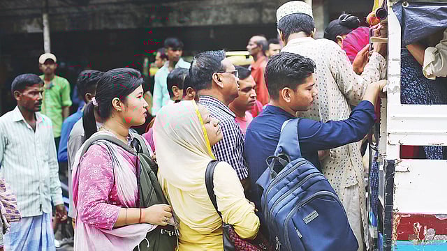 যাত্রীদের ভিড়ে লেগুনায় উঠতে পারছেন না নারীরা। গতকাল মোহাম্মদপুরে।   জাহিদুল করিম