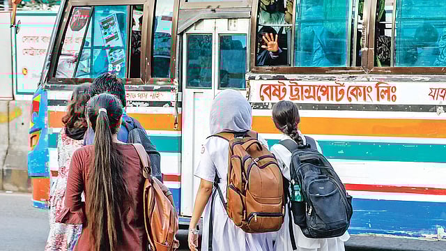 গণপরিবহনে চলতে গিয়ে নারীদের পড়তে হয় নানা প্রতিবন্ধকতায়। বাস দরজা বন্ধ অবস্থায় না থামিয়ে চলে যায়। গতকাল বিকেলে রাজধানীর ফার্মগেট মোড়ে।  ছবি: আশরাফুল আলম