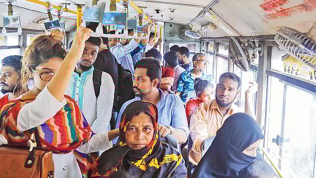 সংরক্ষিত নারী আসনে বসে আছেন পুরুষ যাত্রীরা। গতকাল সাতমসজিদ রোডে।  সাবিনা ইয়াসমিন