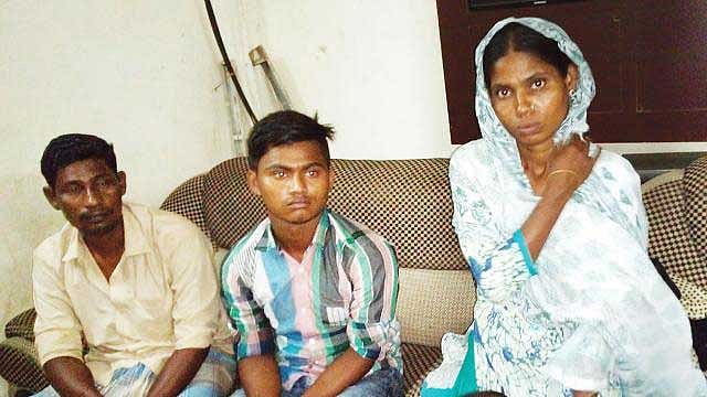 কাগজ-কলমে নিহত সাঈদ গত ২৯ আগস্ট জীবিত অবস্থায় বাবা-মায়ের মাঝখানে বসে আছে । ছবি: আসাদুজ্জামান