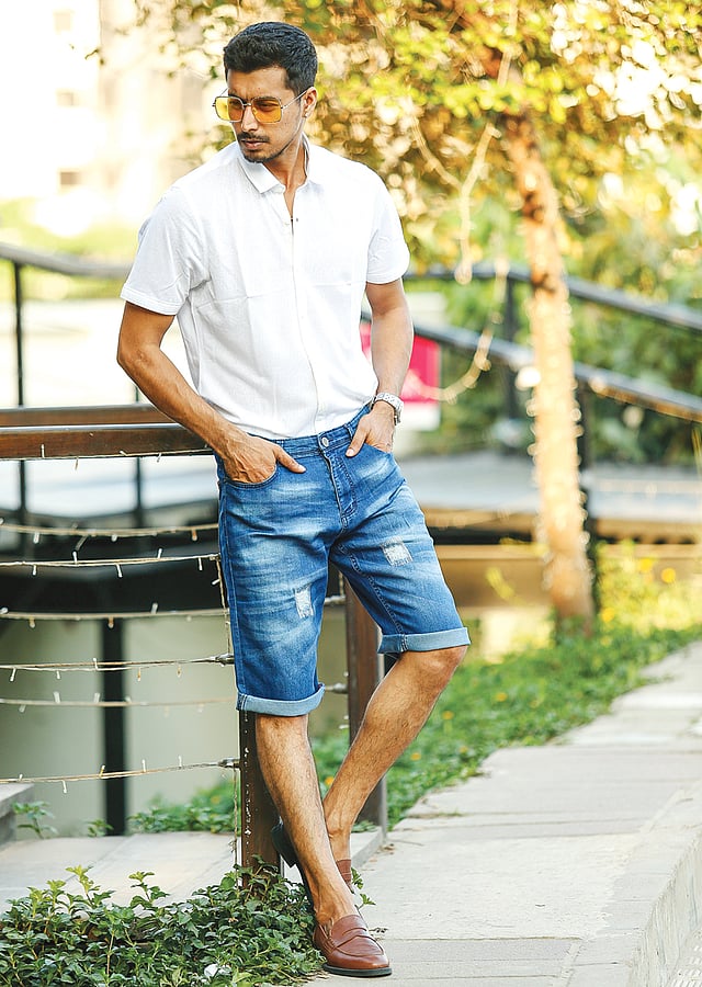 খাটো প্যান্টের সঙ্গে মানিয়ে যায় স্নিকার্স বা জুতা