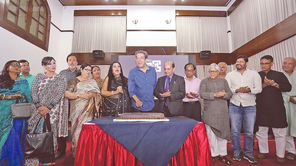 গণ্ডি সন্ধ্যায় অভিনয়শিল্পী সব্যসাচী চক্রবর্তীর জন্মদিন উপলক্ষে আগাম জন্মদিনের কেক কাটা হয়