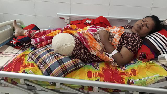 জাতীয় অর্থোপেডিক হাসপাতাল ও পুনর্বাসন প্রতিষ্ঠানে চিকিৎসাধীন কৃষ্ণা রায়। ২ সেপ্টেম্বর। ছবি: মানসুরা হোসাইন