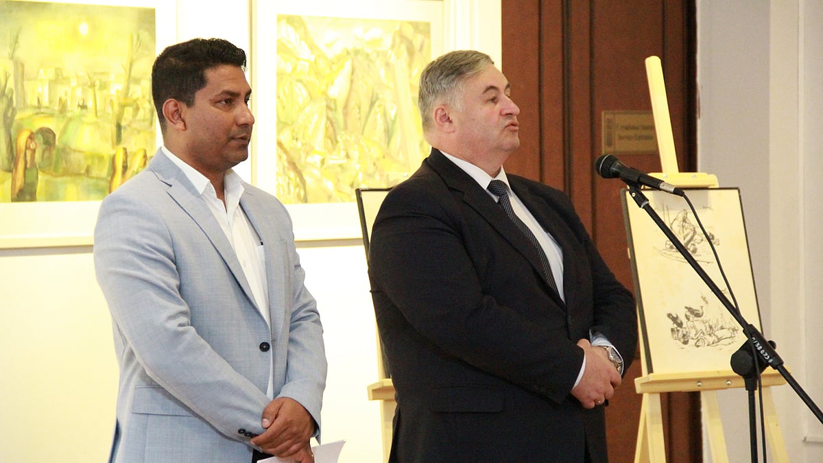 প্রকাশনা অনুষ্ঠানে বক্তব্য দেন বেলারুশীয় লেখক ইউনিয়নের সদস্য তথ্যমন্ত্রী আলেক্সান্ডার করলুকেভিচ, পাশে গ্রন্থের সংকলক এবং উদ্যোক্তা মুজাহিদুল ইসলাম। ছবি: সংগৃহীত