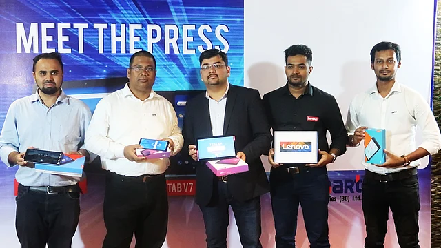 নতুন ট্যাবলেট কম্পিউটার উদ্বোধন করেছেন লেনোভো ও স্মার্ট টেকনোলজিসের কর্মকর্তারা।