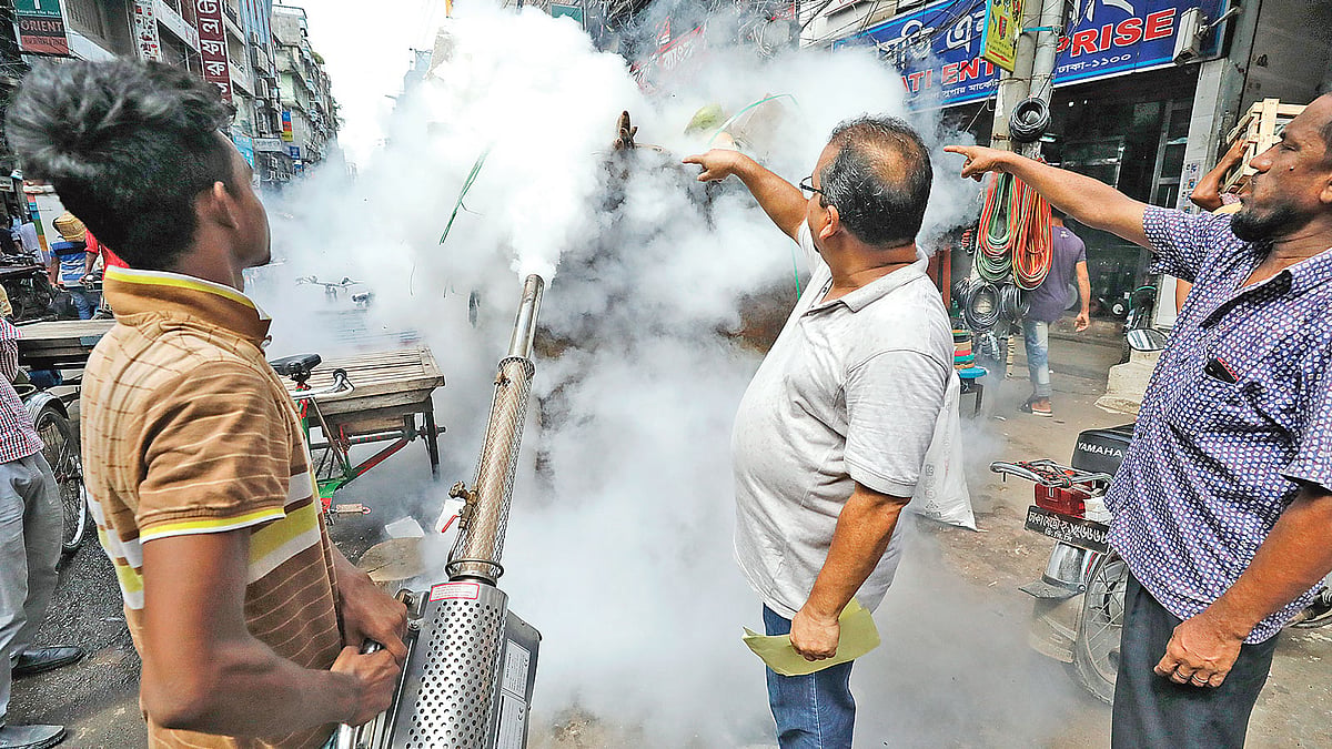 রাজধানীর নবাবপুরের দোকানের মালিক ও কর্মচারীদের উদ্যোগে মশকনিধন অভিযান। ডেঙ্গু প্রতিরোধে ওই এলাকায় প্রতিদিন আটটি ফগার মেশিনে মশকনিধনসহ প্রচারপত্র বিলি করেন তাঁরা। গতকাল দুপুরে।  ছবি: প্রথম আলো