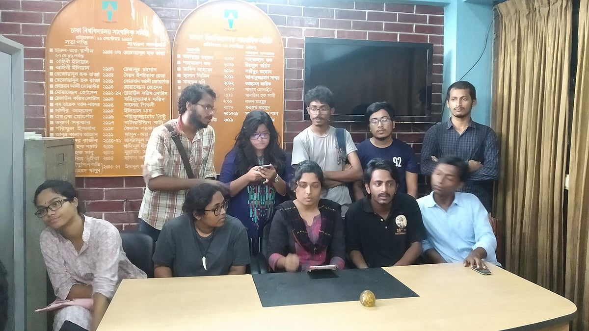 সংবাদ সম্মেলন করে হলে নিয়োগ-বাণিজ্যের অভিযোগ করেছেন রোকেয়া হলের কয়েকজন ছাত্রী। এ সময় বিশ্ববিদ্যালয়ের ছাত্র ইউনিয়ন ও ছাত্র ফেডারেশনের কয়েকজন নেতা-কর্মীও উপস্থিত ছিলেন। ঢাকা বিশ্ববিদ্যালয়, ঢাকা, ০৩ সেপ্টেম্বর। ছবি: প্রথম আলো