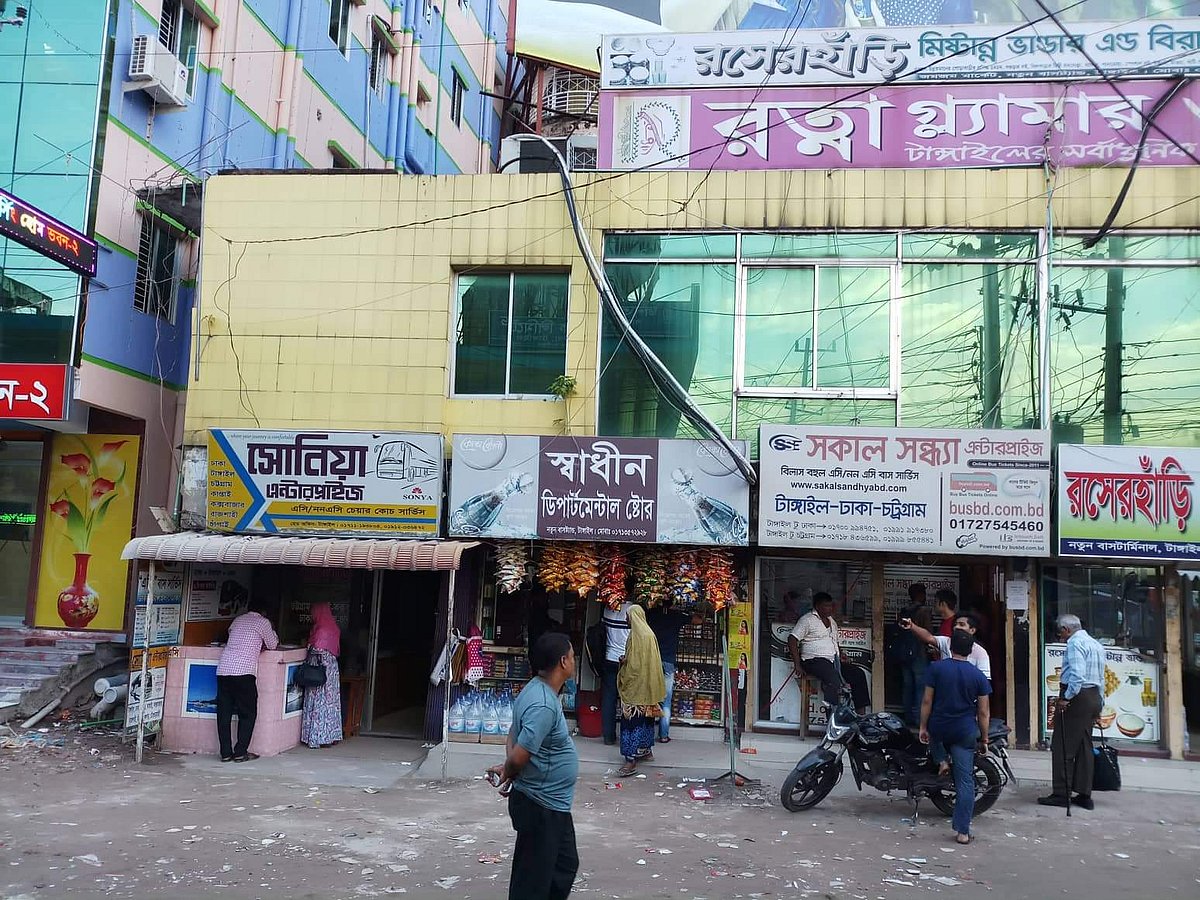 টাঙ্গাইল বাসস্ট্যান্ডে সোনিয়া ও সকাল-সন্ধ্যা এসি বাস পরিবহনের কাউন্টার। ছবি: প্রথম আলো