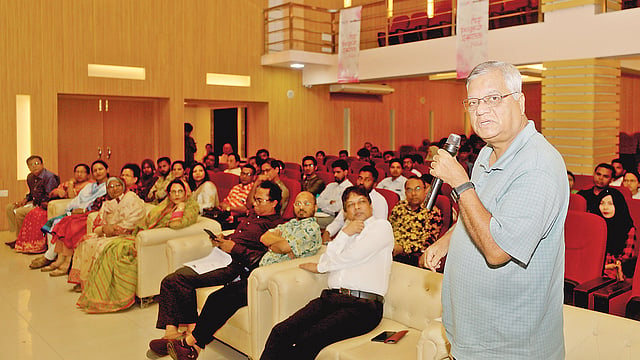 প্রিয় শিক্ষক সম্মাননা ২০১৯ উপলক্ষে আয়োজিত সুধী সমাবেশে বক্তব্য দেন কথাসাহিতি্যক ও শিক্ষাবিদ হরিশংকর জলদাস। গতকাল সন্ধ্যা ৭টায় চট্টগ্রাম প্রেসক্লাবের বঙ্গবন্ধু হলে।  প্রথম আলো