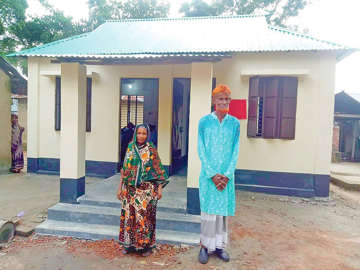 শ্রীপুরে নতুন ঘর পাওয়া একটি পরিবার। গতকাল উপজেলার বরমী এলাকায়। প্রথম আলো