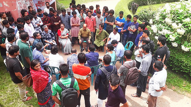 তিন দফা দাবিতে দ্বিতীয় দিনের মতো জাহাঙ্গীরনগর বিশ্ববিদ্যালয়ের প্রশাসনিক ভবন অবরোধ কর্মসূচি পালন করছেন শিক্ষক-শিক্ষার্থীরা। পুরোনো প্রশাসনিক ভবন, জাহাঙ্গীরনগর বিশ্ববিদ্যালয়, ৪ সেপ্টেম্বর। ছবি: মাইদুল ইসলাম