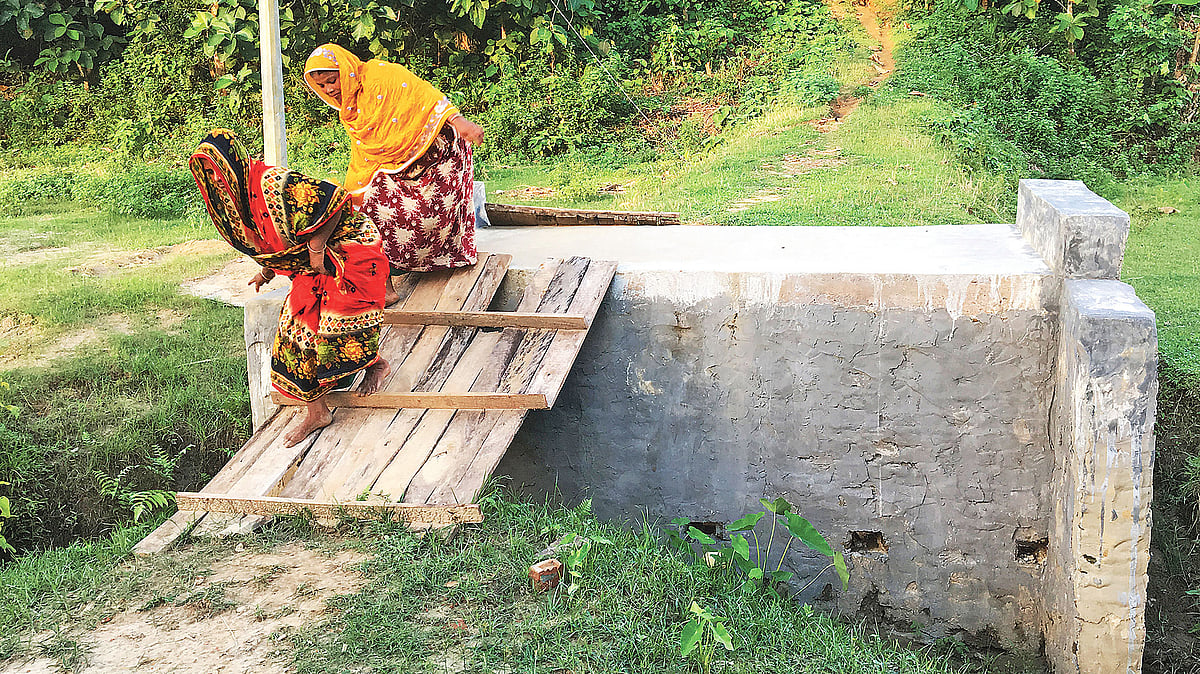 কালভার্টের দুই পাশে মাটি না থাকায় বিচ্ছিন্ন সংযোগ সড়ক। কষ্টে চলাচল করতে হচ্ছে স্থানীয় লোকজনকে। গত সোমবার বিকেলে দীঘিনালার বেতছড়ি পশ্চিম পাড়া সড়কে। প্রথম আলো
