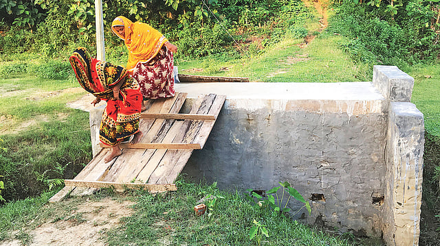 কালভার্টের দুই পাশে মাটি না থাকায় বিচ্ছিন্ন সংযোগ সড়ক। কষ্টে চলাচল করতে হচ্ছে স্থানীয় লোকজনকে। গত সোমবার বিকেলে দীঘিনালার বেতছড়ি পশ্চিম পাড়া সড়কে।  প্রথম আলো