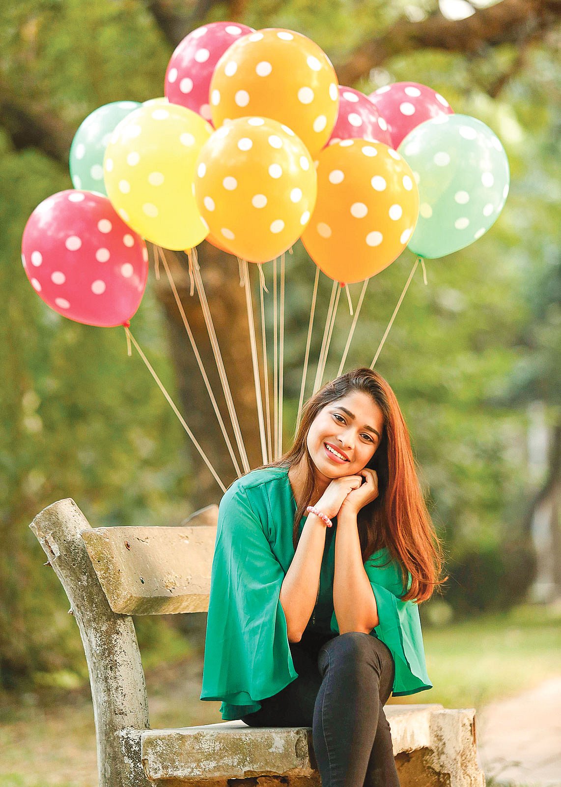 জীবন রঙিন সুন্দর। তাই সব সময় ইতিবাচক ভাবনা ভাবুন। মডেল: ছবি: অধুনা